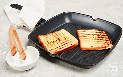 Пожарьте тосты. Выложите хлеб на горячий гриль, обжаривайте по 2 минуты с каждой стороны. Лучше переворачивать хлеб почаще с одной стороны на другую, чтобы он не подгорел.