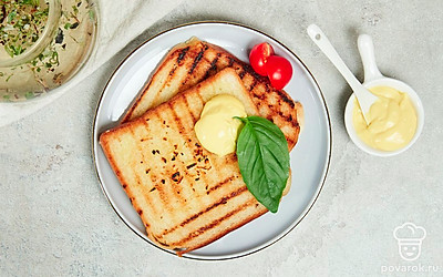 Подавайте тосты, смазав их сырным или любым другим соусом.