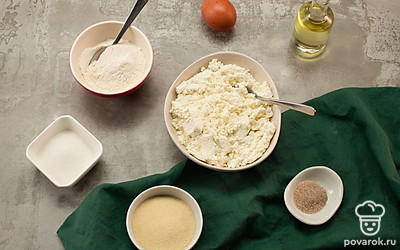 Протрите творог через среднее сито и хорошо отожмите получившуюся массу с помощью марли. Заранее достаньте из холодильника яйцо, чтобы оно было комнатной температуры.