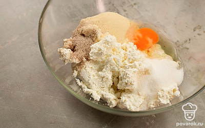 Соедините творог с яйцом, манной крупой, сахаром и ванильным сахаром. Все хорошенько перемешайте и оставьте на 15-20 минут, чтобы манка слегка набухла.