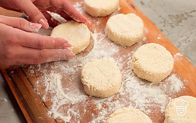 Рабочую поверхность слегка подпылите мукой. Разделите творожную массу на части и скатайте их в шарики, затем сформируйте сырники.