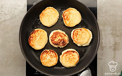 Обжаривайте сырники в разогретом масле на медленном огне до румяной корочки.