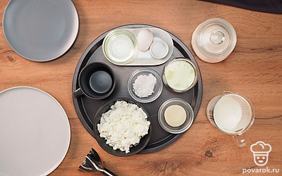 Подготовьте ингредиенты. Творог, если он у вас зерновой, пропустите через блендер или очень хорошо разомните вилкой. Он должен быть без комочков.