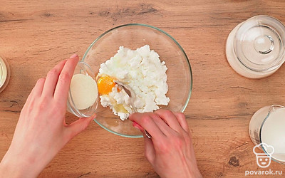 Возьмите глубокую миску и положите в нее творог. Добавьте яйцо, соль, сахар и хорошо все перемешайте. После этого начните по-немногу добавлять манную крупу. Ее может понадобиться больше или меньше, все зависит от влажности творога.