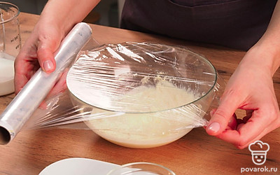 Оставьте тесто на 15 минут, чтобы манка разбухла. Это нужно для того, чтобы тесто не было сухим, а манная крупа не скрипела на зубах.