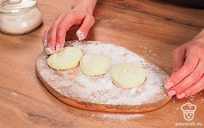 Проверьте, чтобы тесто было не слишком сухим, не прилипало к рукам. Если оно еще кажется вам суховатым, дайте ему еще немного постоять, а уже потом можете добавить еще одно яйцо. Из теста сформируйте шарики, а потом немного прижмите их руками, чтобы их толщина стала примерно 2 см. Можно взять крахмал и чуть-чуть присыпать им сырники сверху, но это не обязательно.