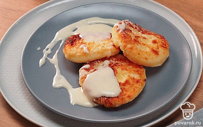 Подавайте сырники с этим соусом.