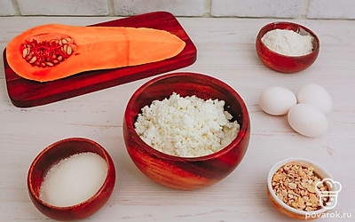 Проверьте все необходимые ингредиенты, тыкву помойте, просушите, очистите, запеките или отварите до мягкости, затем приготовьте тыквенное пюре. Яйца помойте, подготовьте рабочую поверхность.