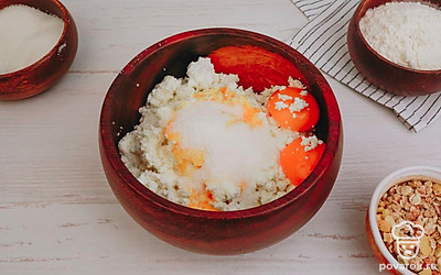 В миске соедините творог, сахар, тыкву и яйца.