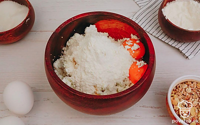 Добавьте в миску пшеничную муку.