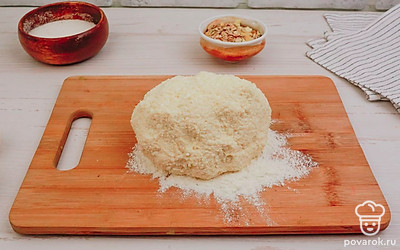 Тщательно перемешайте массу и замесите густое тесто для сырников. Выложите тесто на поверхность, присыпанную мукой.