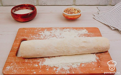 Раскатайте тесто для сырников в толстую колбаску.