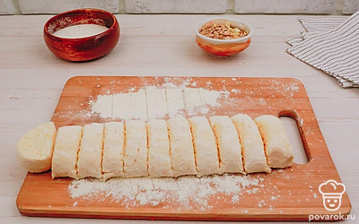 Нарежьте тесто на порционные сырники толщиной 1,5-2 см.