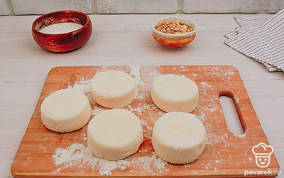 Придайте сырникам правильную круглую форму.