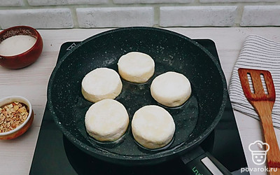 Выложите сырники на предварительно разогретую сковороду с растительным маслом.