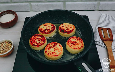 Обжарьте сырники до готовности в течение 3-5 минут с каждой стороны.