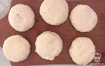 К творогу добавьте яйцо, муку и тщательно вымесите. По вкусу добавьте соль или сахар. Сформируйте сырники, можно каждый обвалять в муке, это придаст им красивую корочку.