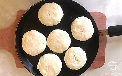 Выпекайте на разогретой сковородке, с незначительным количеством подсолнечного масла. А лучше используйте оливковое масло.