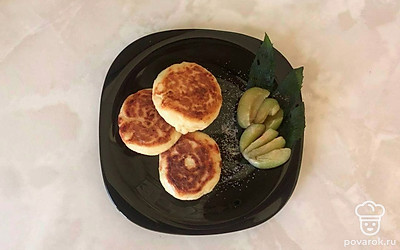 Подавайте на красивом блюде со сметаной, сгущенным молоком или вареньем. Если сырники сладкие, можете украсить ягодами и сахарной пудрой.