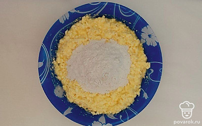 В творог вбейте яйца, перемешайте. Добавьте сахар, ванилин и снова перемешайте. Затем всыпьте муку (в сухой творог - 4-5 ст.л., во влажный - 7-8 ст. л.) Всю массу хорошо перемешайте.