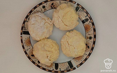 Из теста сформируйте сырники. Обваляйте каждый в муке и жарьте в нагретой сковороде на растительном масле.