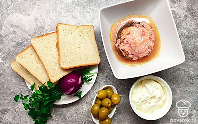 Подготовьте все необходимые ингредиенты. Промойте и обсушите зелень. Очистите лук.