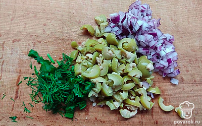 Зелень мелко нарубите. Оливки нарежьте произвольно. Тунец разомните вилкой. Лук мелко нарежьте.