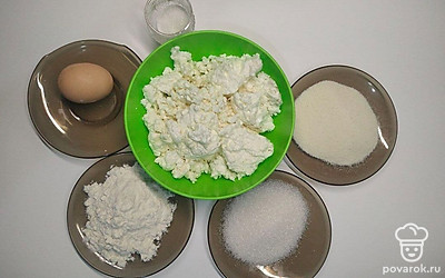 Возьмите творог, яйцо, крупу, муку, сахар и поместите их в отдельные тары.