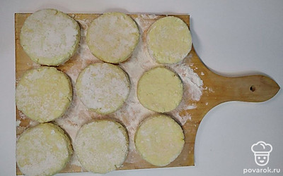 Поставьте полученное тесто в холодильник на 15 минут, чтобы набухла манка. Затем сформируйте сырники и поместите их в холодильник на 20 минут.