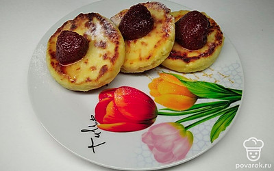 Поставьте на каждый сырник по клубничке, и сможете подавать блюдо на стол.