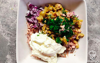 Возьмите пиалу и перемешайте все нарезанные продукты. Добавьте майонез и хорошо перемешайте. Далее полученную смесь выложите на хлеб.