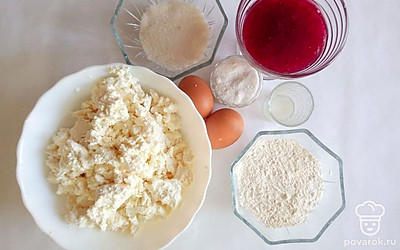 Творог, сахар и муку поместите в отдельные тарелки. Выложите 2 яйца на стол. Соль и ванилин поместите в отдельные тары