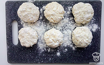 В миске разомните творог вилкой и добавьте к творогу яйца, соль, сахар и ванилин, затем хорошо перемешайте. Возьмите муку 80 г добавьте в творог и перемешайте, а 20 г оставьте для формирования сырников. Масса должна получиться плотной. На рабочей доске в 20 г муки обваляйте массу и сформируйте сырники.