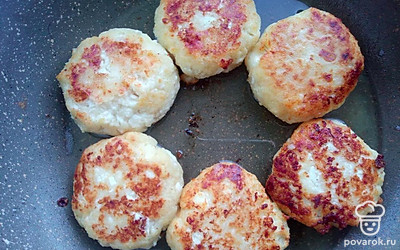 В разогретую сковороду налейте растительное масло. Затем возьмите сырники и положите на сковороду. Обжаривайте сырники с каждой стороны на среднем огне до румяной корочки.