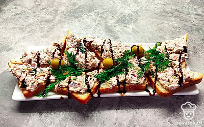 Подавайте бутерброды на плоской доске или блюде. Украсьте веточкой петрушки, укропа, нарезанными помидорами черри или сладким перцем.