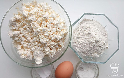 Муку и творог насыпьте в разные емкости. Яйцо вытащите и поставьте на стол, а соль, сахар и соду насыпьте в разные тары.