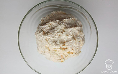 Творог размягчите вилкой, затем добавьте соль, сахар и соду. Разбейте яйцо в массу и добавьте муку. Все тщательно перемешайте и замесите тесто, а после сформируйте лепешки.