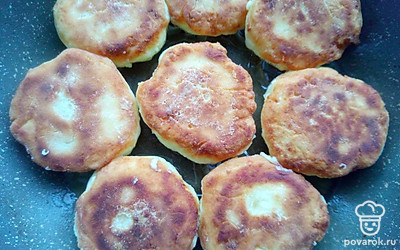 В сковороду налейте масло и разместите там сырники, жарьте блюдо до золотистого цвета с обеих сторон.