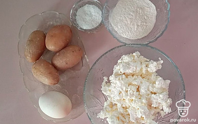 Разместите картофель и яйцо в тарелке, а соль и муку насыпьте в емкости. Творог положите в тарелку.