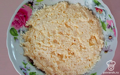 Сварите картошку, после дайте ей немного постоять, очистите, а затем размять. В картофельной массе должны отсутствовать комочки. Творог протрите на мелкой терке. Протертый творог отправьте в миску к массе из картошки. Добавьте к ингредиентам муку и приправьте солью. Разбейте одно куриное яйцо. Введенные для сырников ингредиенты тщательно перемешайте.