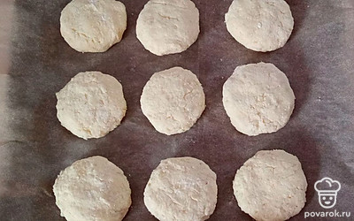 Из получившейся картофельно-творожной массы сформируйте круглые сырники. Противень застелите пергаментной бумагой. Поместите на противень сырники. Выпекайте сырники с картофелем в духовке около 40 минут, установив температурный режим на 180 градусов.