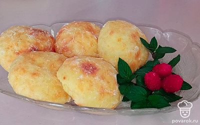 Разместите сырники на тарелке, положив рядом ягоды.