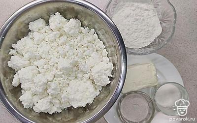 Высыпьте творог в миску, а яйцо, соль, сахар и масло разместите в тарелке. Муку высыпьте в глубокую тару.