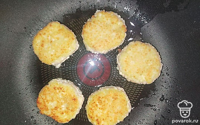 Творог хорошо перемешайте в миске, затем добавьте муку, яйцо, сахар и соль. Тщательно перемешайте. Тесто должно быть очень мягким, но не должно липнуть к рукам. Массу скатайте в форме колбаски диаметром около 5 см, нарежьте поперек на равные куски толщиной 1 см. Куски обваляйте в муке. В сковороде на среднем огне разогрейте масло. Сырники обжаривайте с двух сторон на сковороде с топленым маслом до румяной корочки.