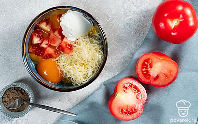 Приготовьте начинку. Белки отделите от желтков. Пармезан измельчите на терке. Соедините в чашке желтки, пармезан, рикотту, мякоть помидоров и перец. Миксером взбейте белки с солью, смешайте с сырной массой.