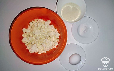 Возьмите творог и поместите в большую тару, добавьте туда же муку и манку.