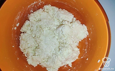 Разбейте к творогу два яйца и смешайте. Затем посыпьте солью по вкусу и поставьте полученное тесто в холодильник на 10 минут.