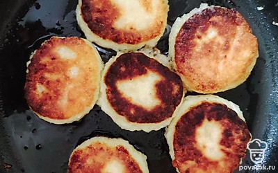 Поместите полученные сырники на сковородку. Начините их жарить на медленном огне до румяной корочки. Далее выложите сырники на тарелочку.