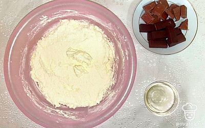 Творог и яйца смешайте при помощи блендера в однородную массу. Добавьте муку. В последнюю очередь добавьте сахар и ванильный сахар, тщательно всё перемешайте. Не забудьте взять шоколад.