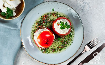 Подайте фаршированные помидоры, украсив их листиками базилика.